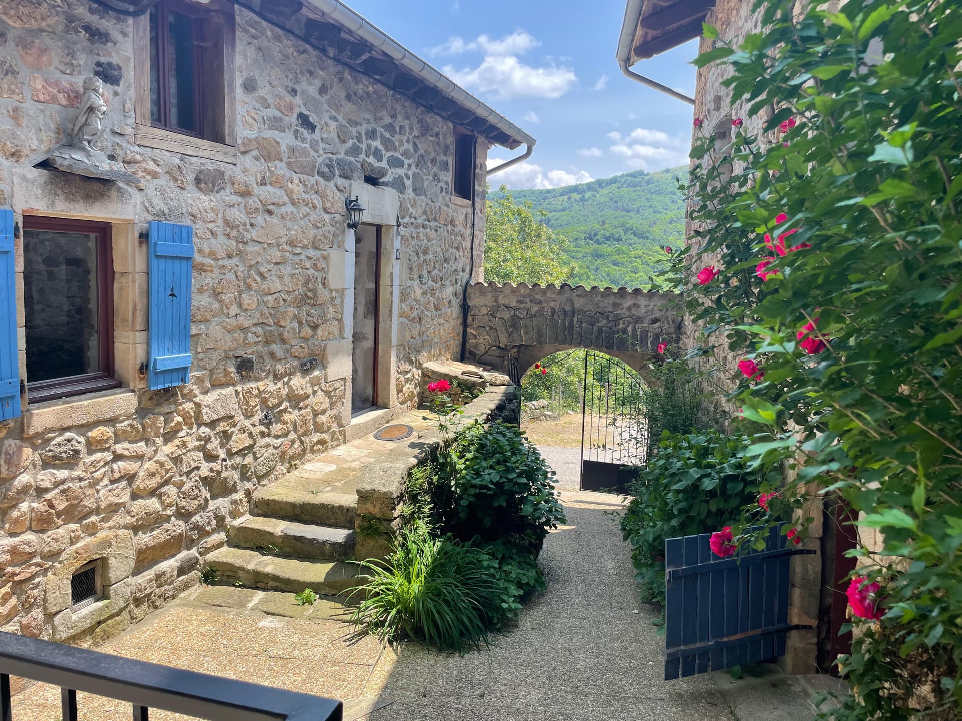 Maison des Châtaigniers — maison en pierre avec terrasse et vue