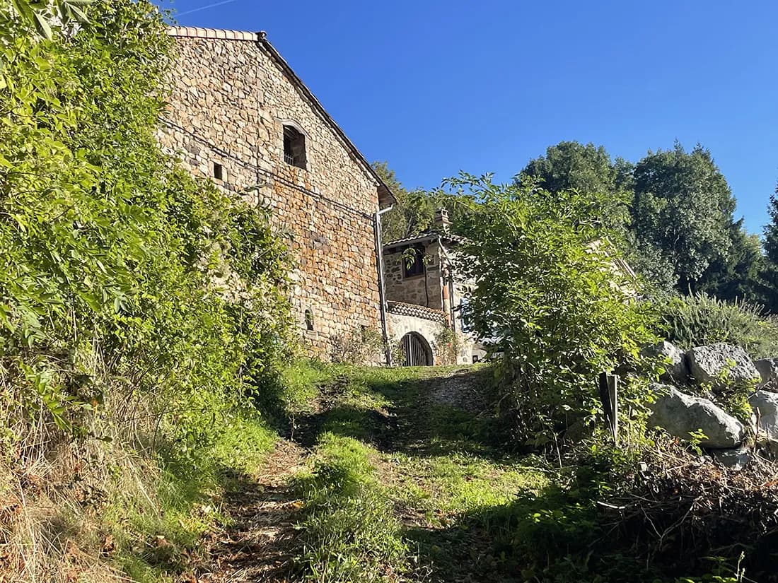 La Maison des Châtaigniers, bâtisse en pierre nichée dans la nature à Ajoux