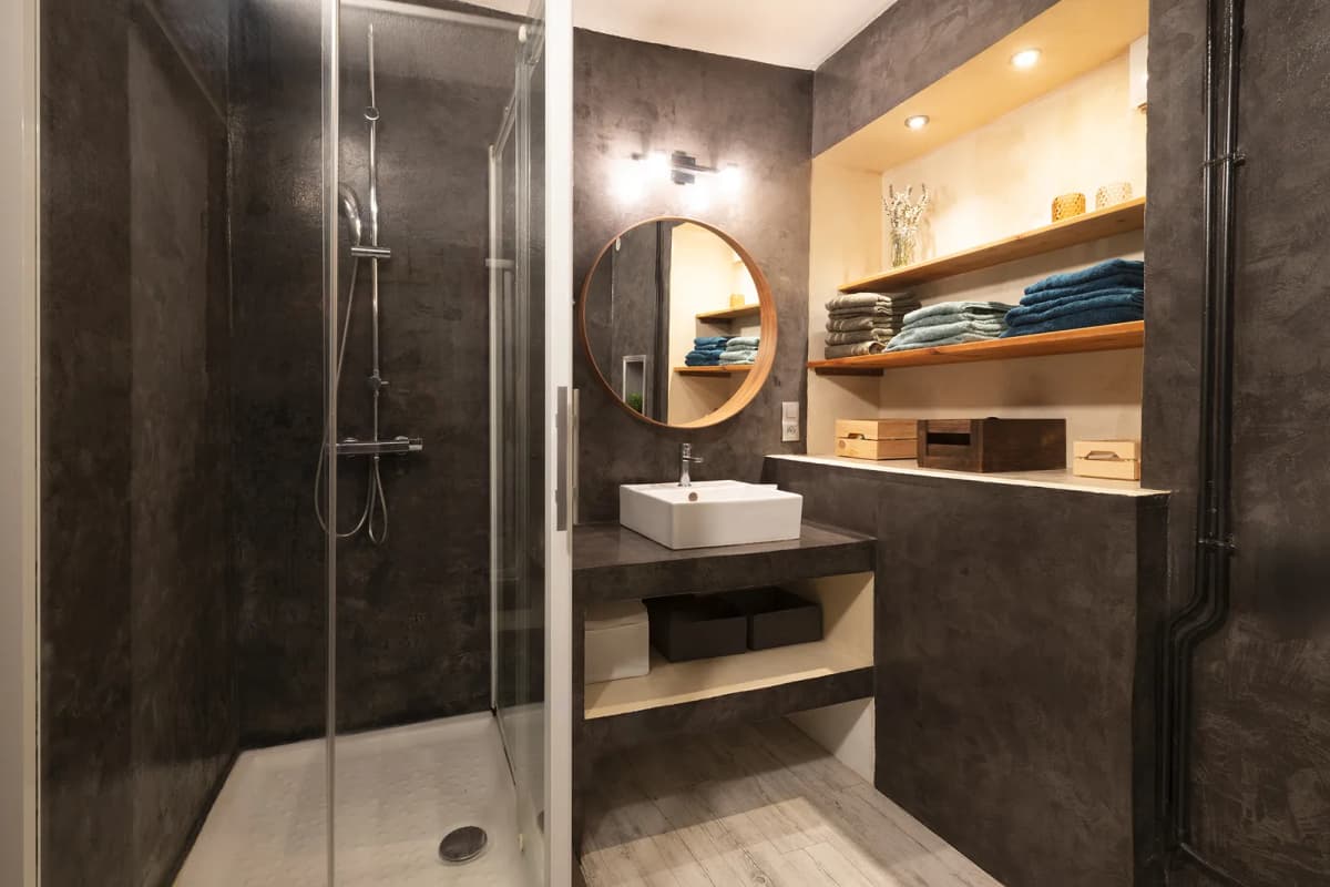 Salle d’eau de la Maison des Châtaigniers avec douche à l’italienne