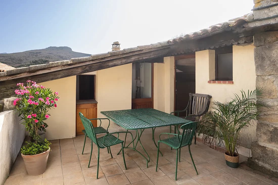 Terrasse de la Maison des Châtaigniers avec vue sur les montagnes d’Ardèche