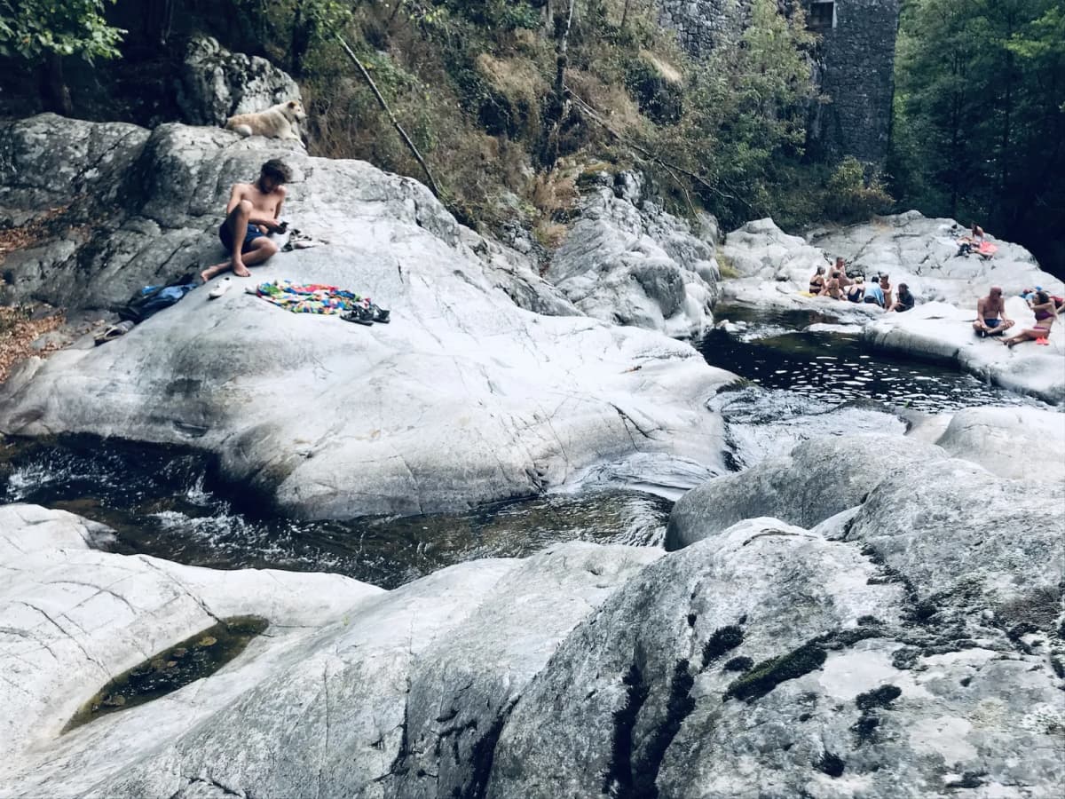 Baignade dans les vasques et rivières d’Ardèche près d’Ajoux